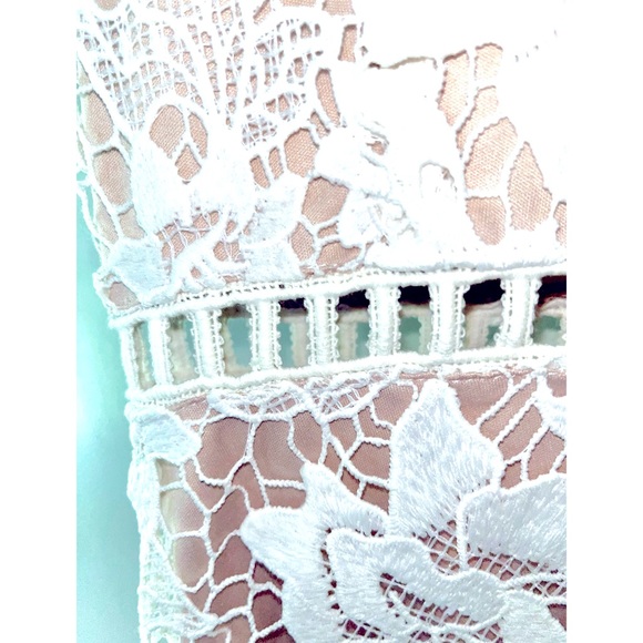 Blu Pepper, white floral crochet overlay romper w/ nude liner, shorts, Size M - Picture 5 of 6